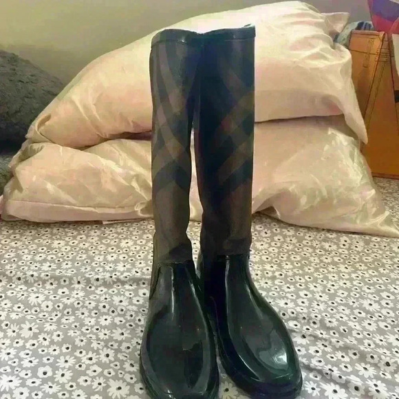 Authentic- see pics these were bought at a luxury secondhand store - Picture 9 of 10